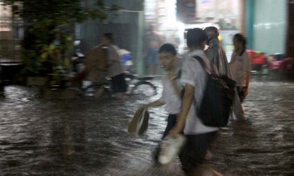 Học sinh đội mưa, lội nước bẩn để về được nhà